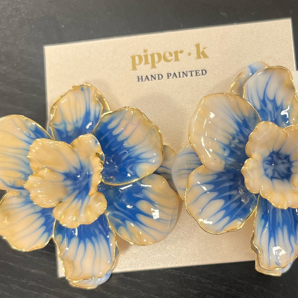 NWT ⚜️💙⚜️ Piper K Floral Hand Painted Blue and Cream Flower Stud  Earrings - Picture 5 of 7